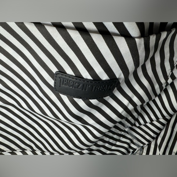 ✨🆕 Dolls Kill Trickz N' Treatz A Grin That Glows Mega Pumpkin Tote Black/White - Picture 4 of 6